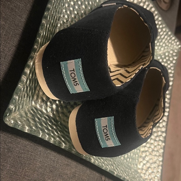 TOMS Brand  Navy Stylish Shoes 
Bought at Macys Never Worn Brand New - Picture 1 of 9